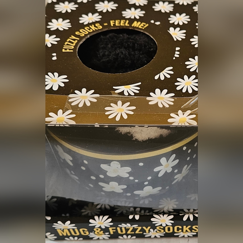 MUG & FUZZY SOCKS GIFT SET - Picture 4 of 8